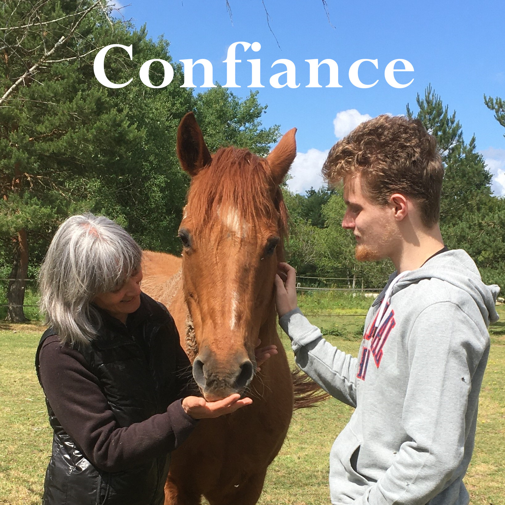 un jeune homme, une femme et une jument dans un pré